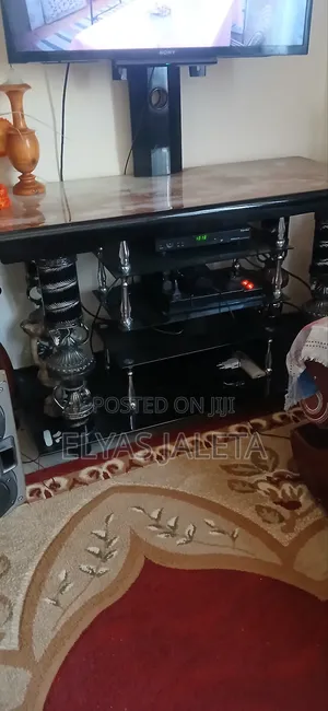 ጠጥሩ ይዞታ ላይ ያለ ቲቪ ስታንድ