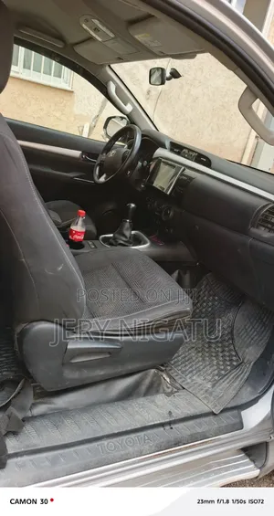 Toyota Hilux 2016 Gray