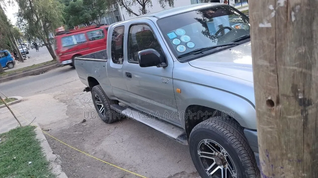 Toyota Hilux 2004 Silver