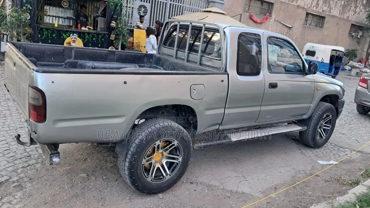 Toyota Hilux 2004 Silver