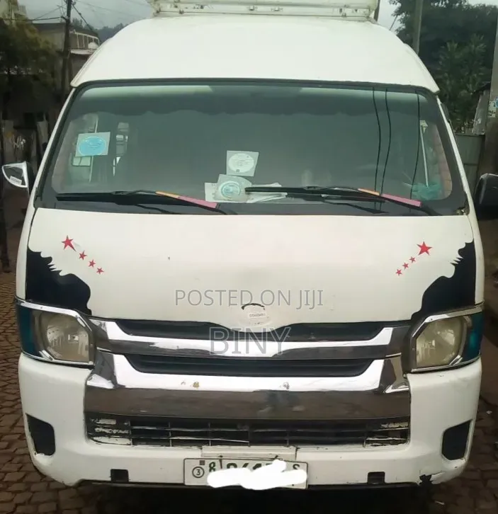 Toyota HiAce 2011 White