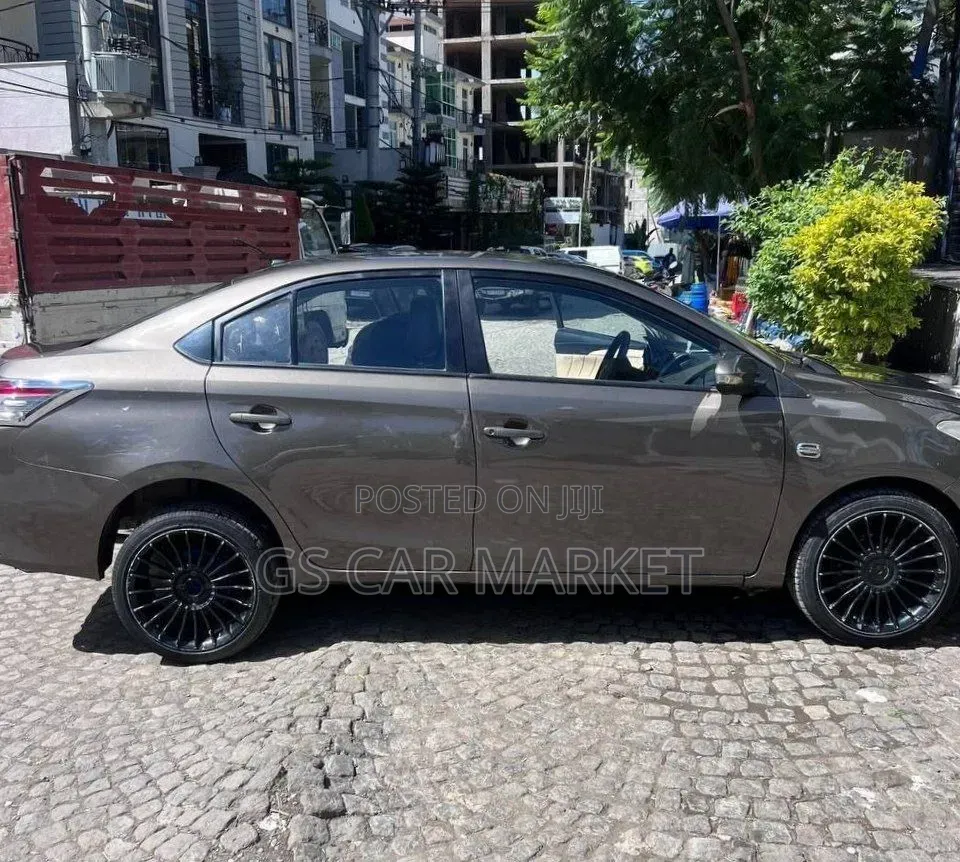 Toyota Yaris 2015 Gray