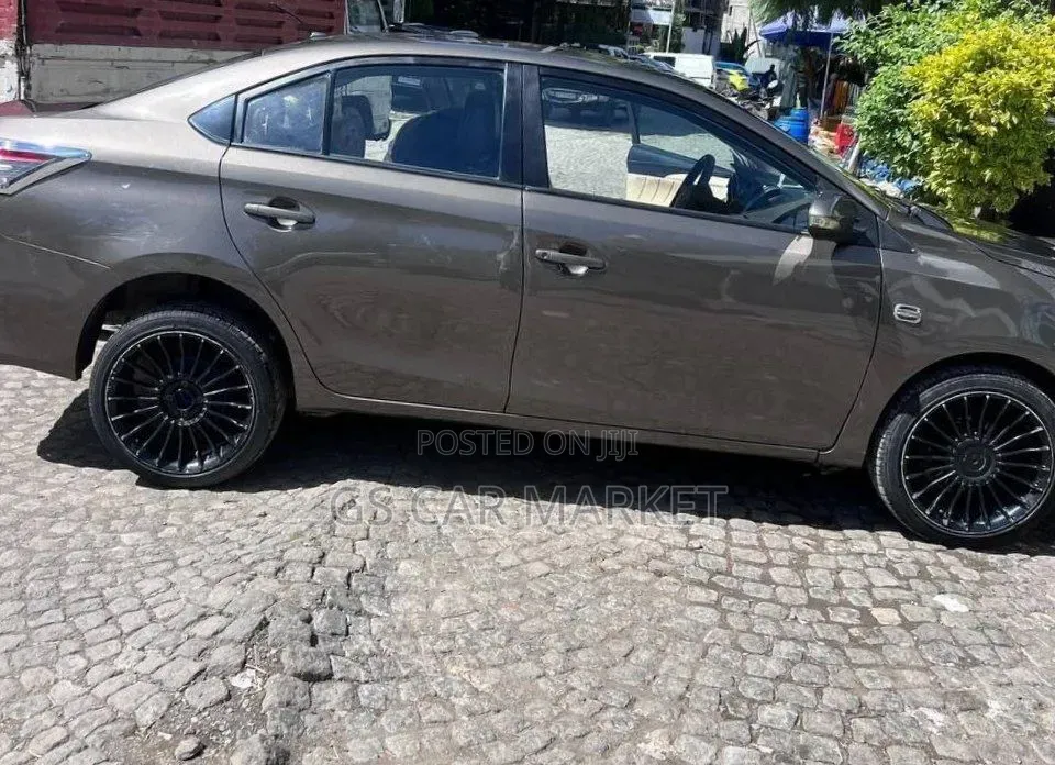 Toyota Yaris 2015 Gray