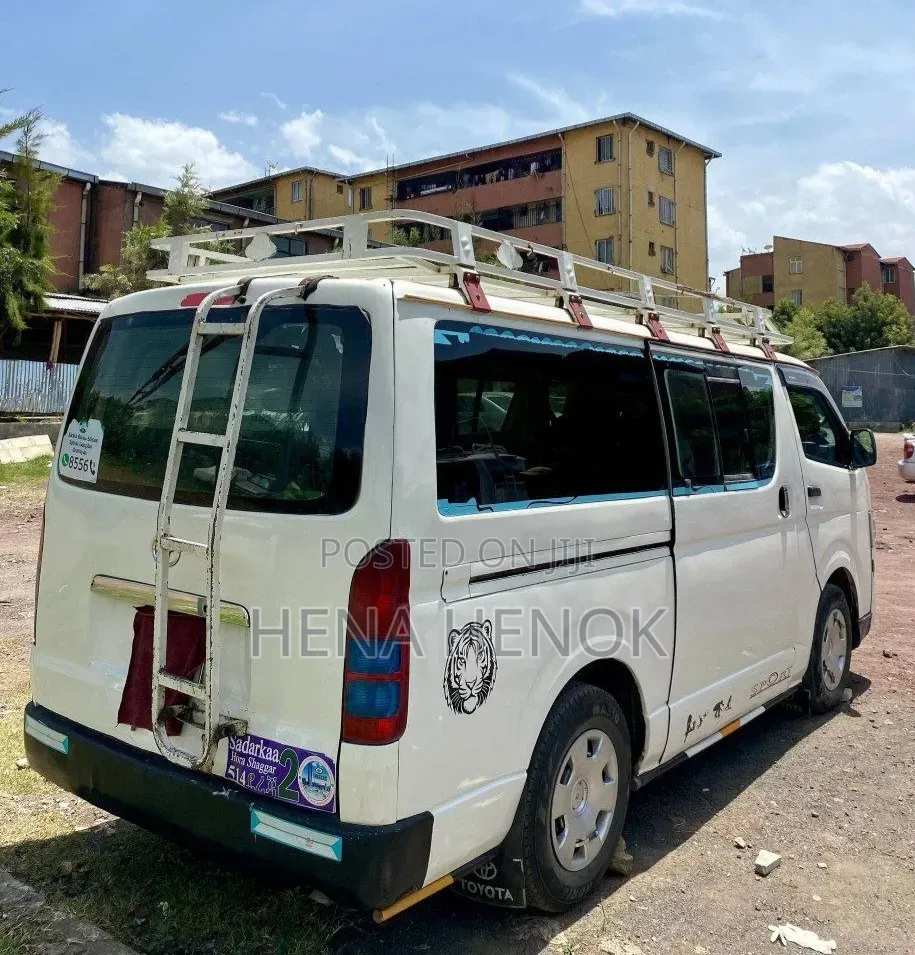 Toyota HiAce 2011 White