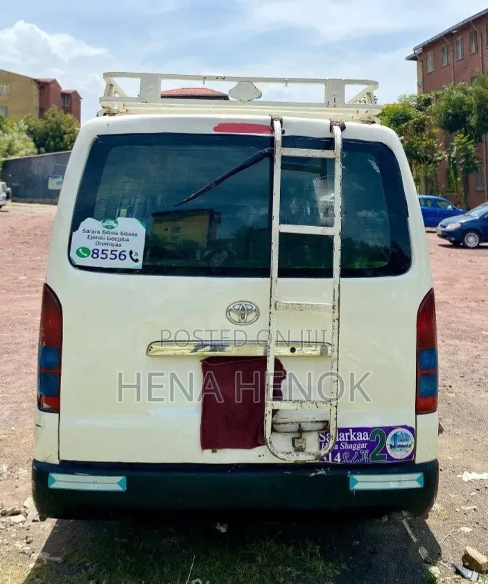 Toyota HiAce 2011 White