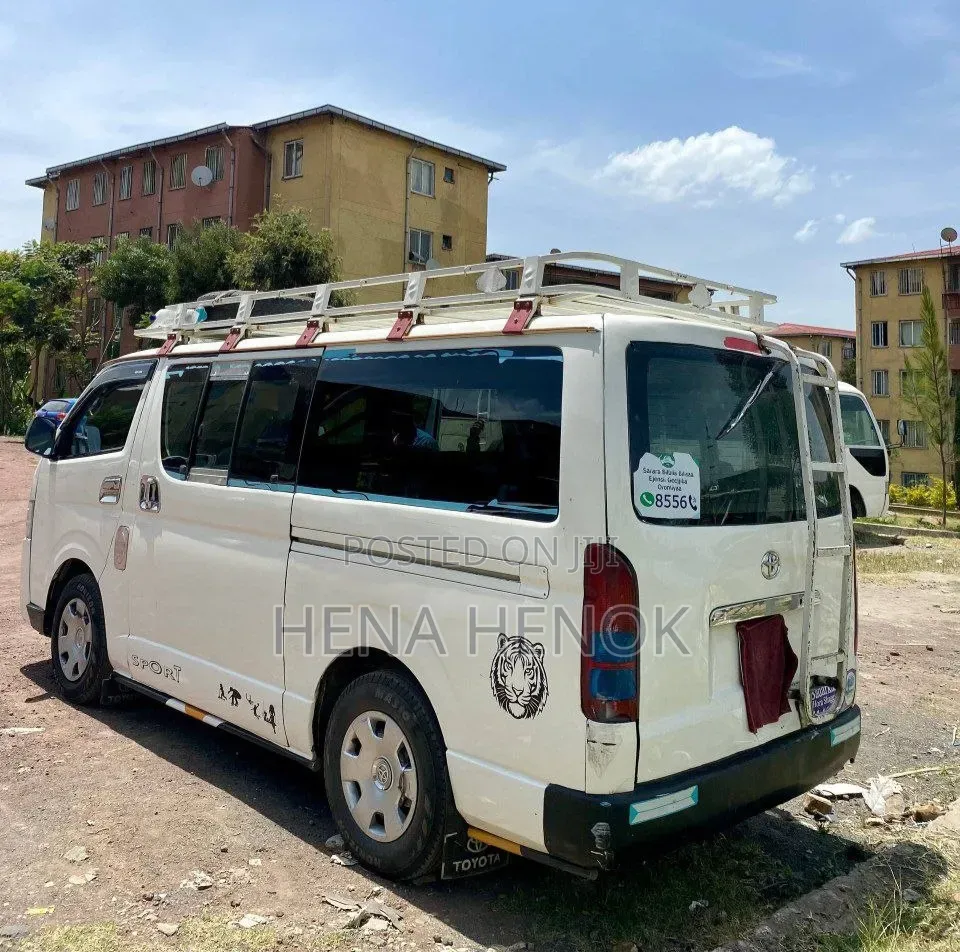 Toyota HiAce 2011 White