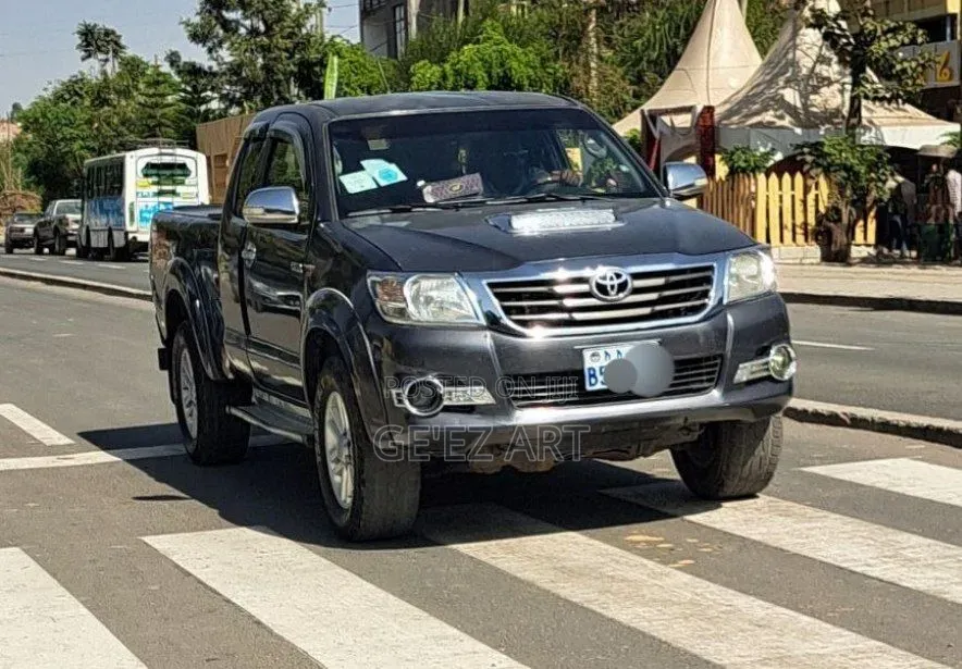 Toyota Hilux 2015 Gray