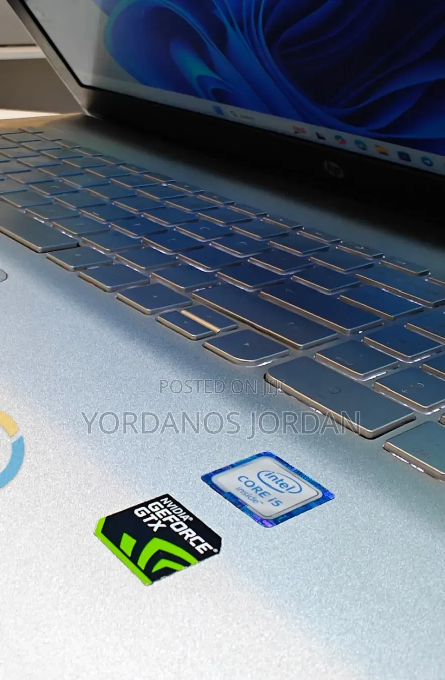 New Laptop HP Envy 15 8GB Intel Core i5 SSHD (Hybrid) 1.5T
