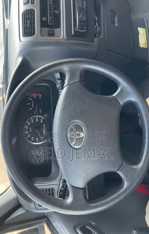 Toyota HiAce 2011 Red