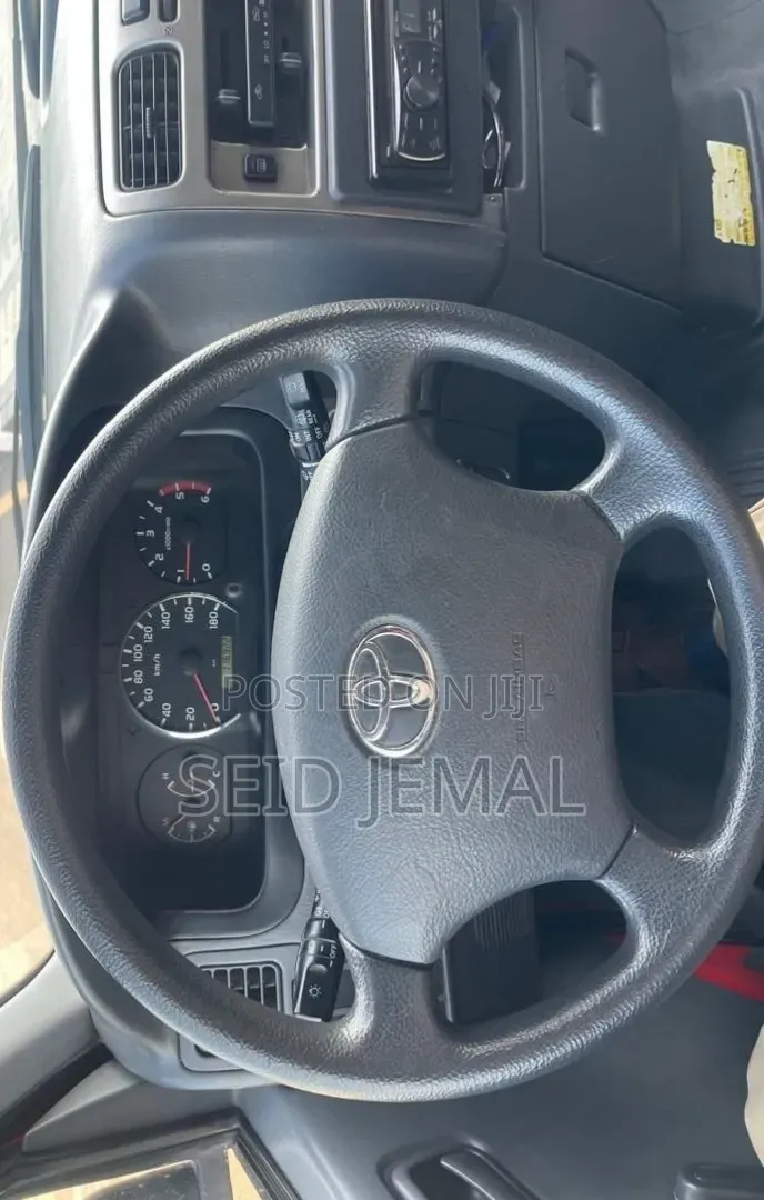 Toyota HiAce 2011 Red