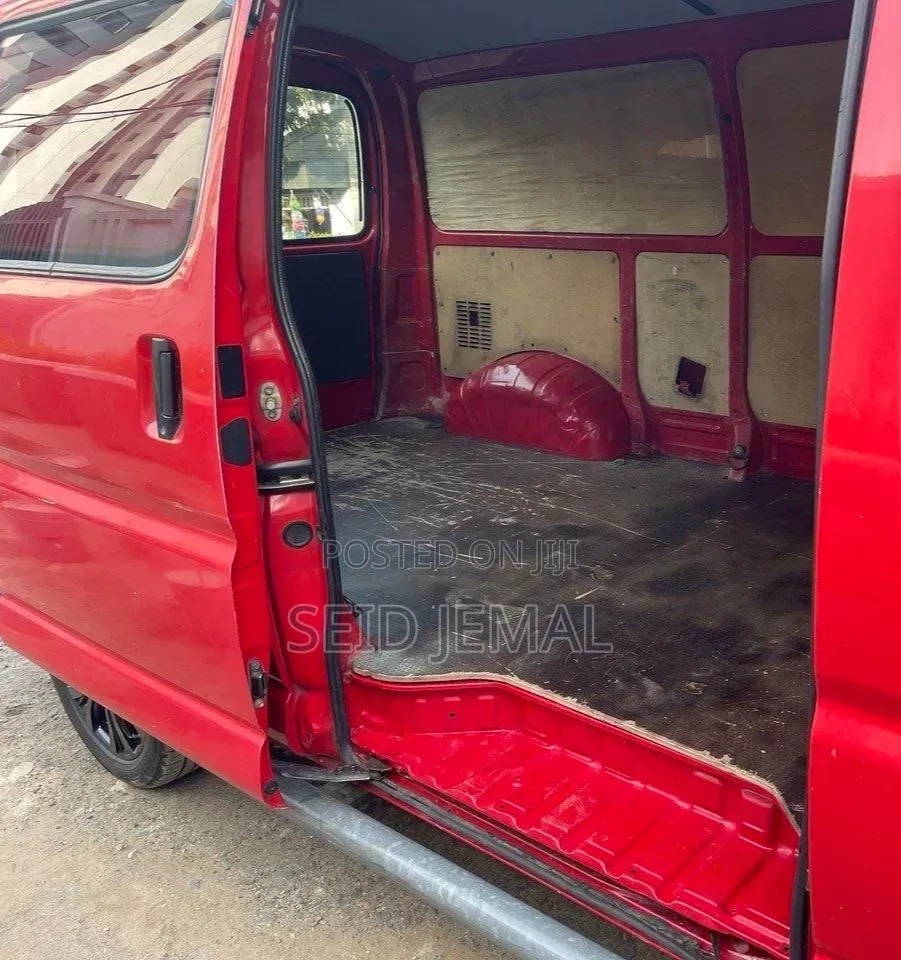 Toyota HiAce 2011 Red