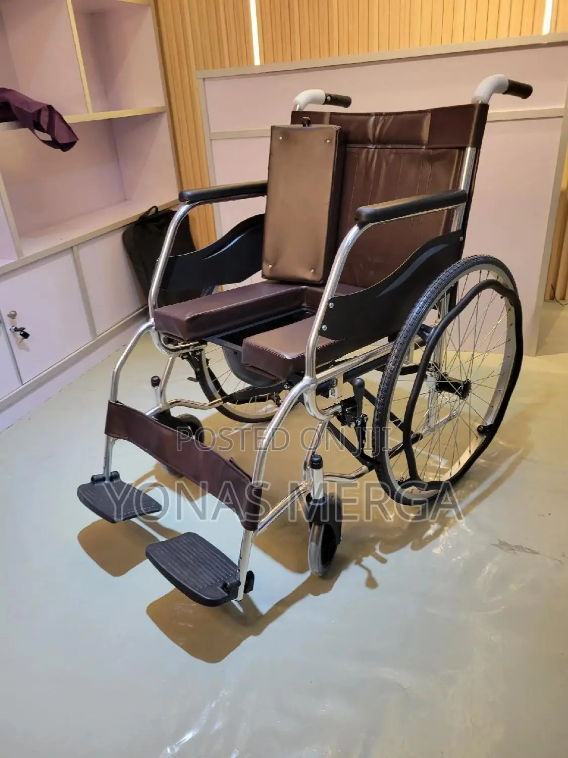 Toilet_wheelchair命恀commode Wheelchair Device