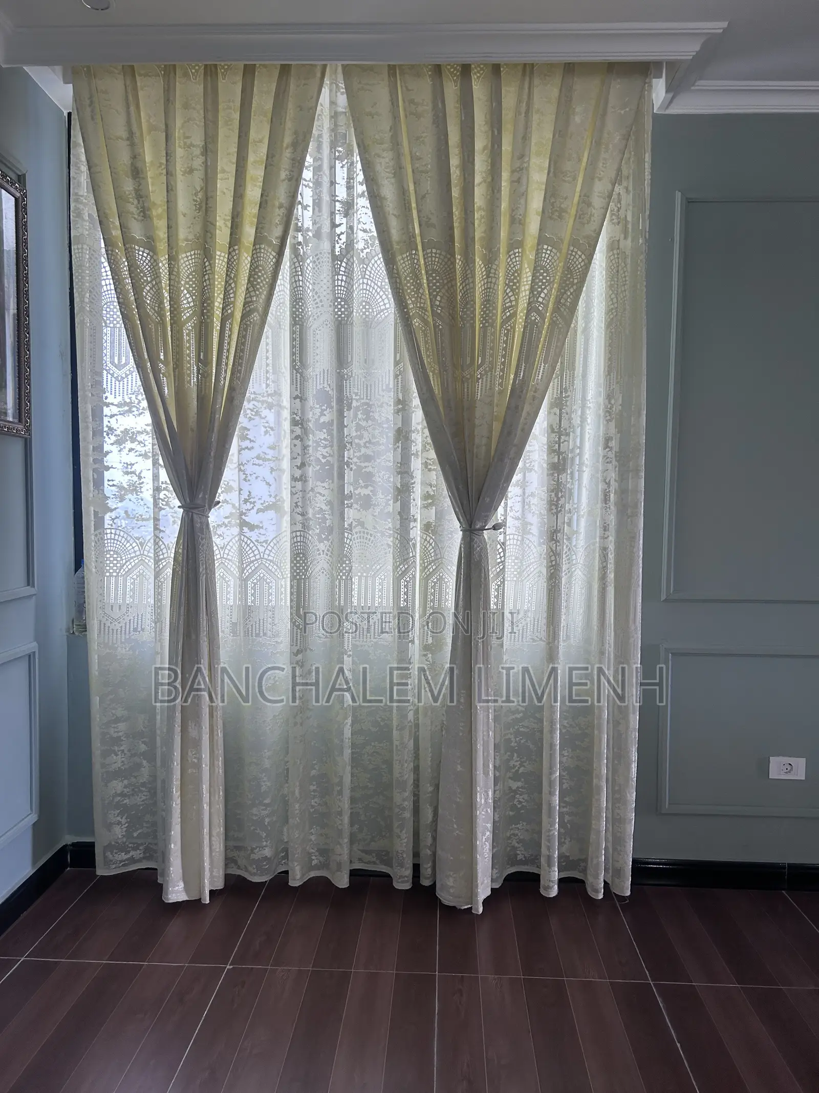 መጋረጃ ትንሽ ጊዜ ያገለገለ