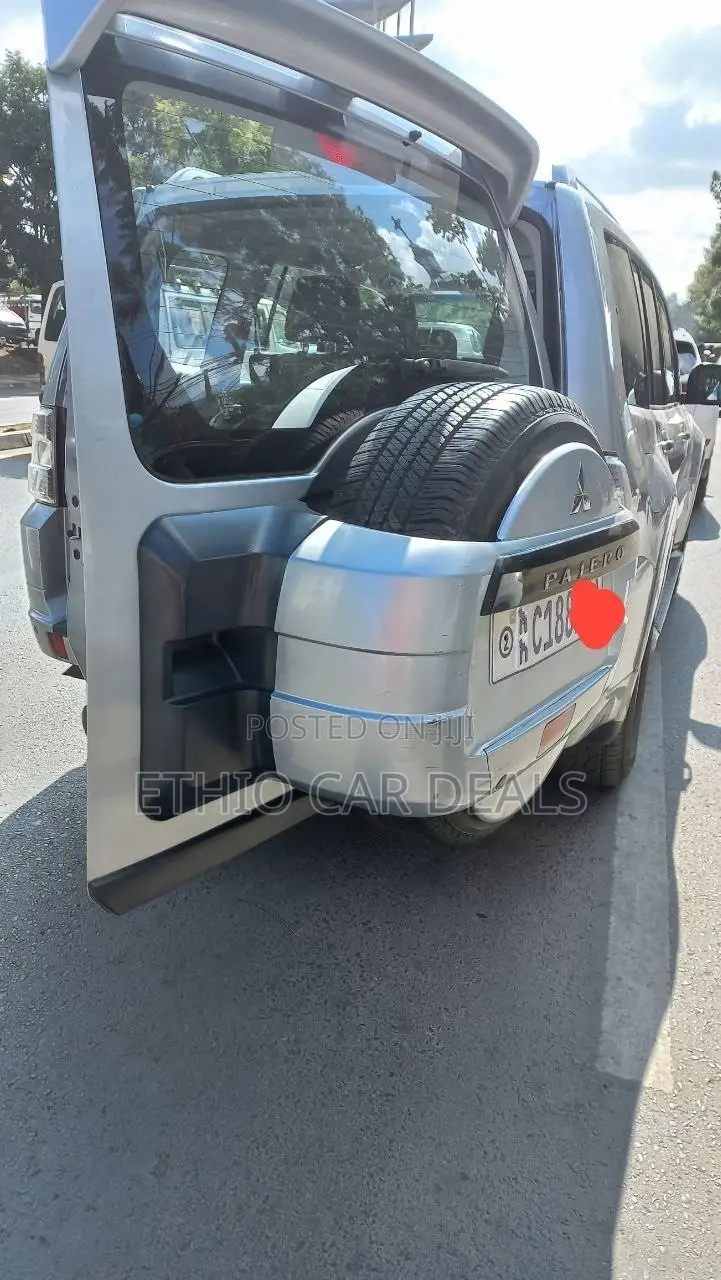 Mitsubishi Pajero 2010 Silver