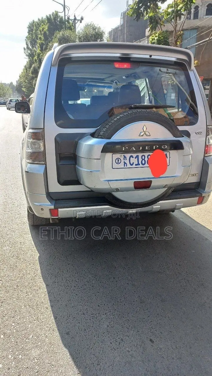 Mitsubishi Pajero 2010 Silver
