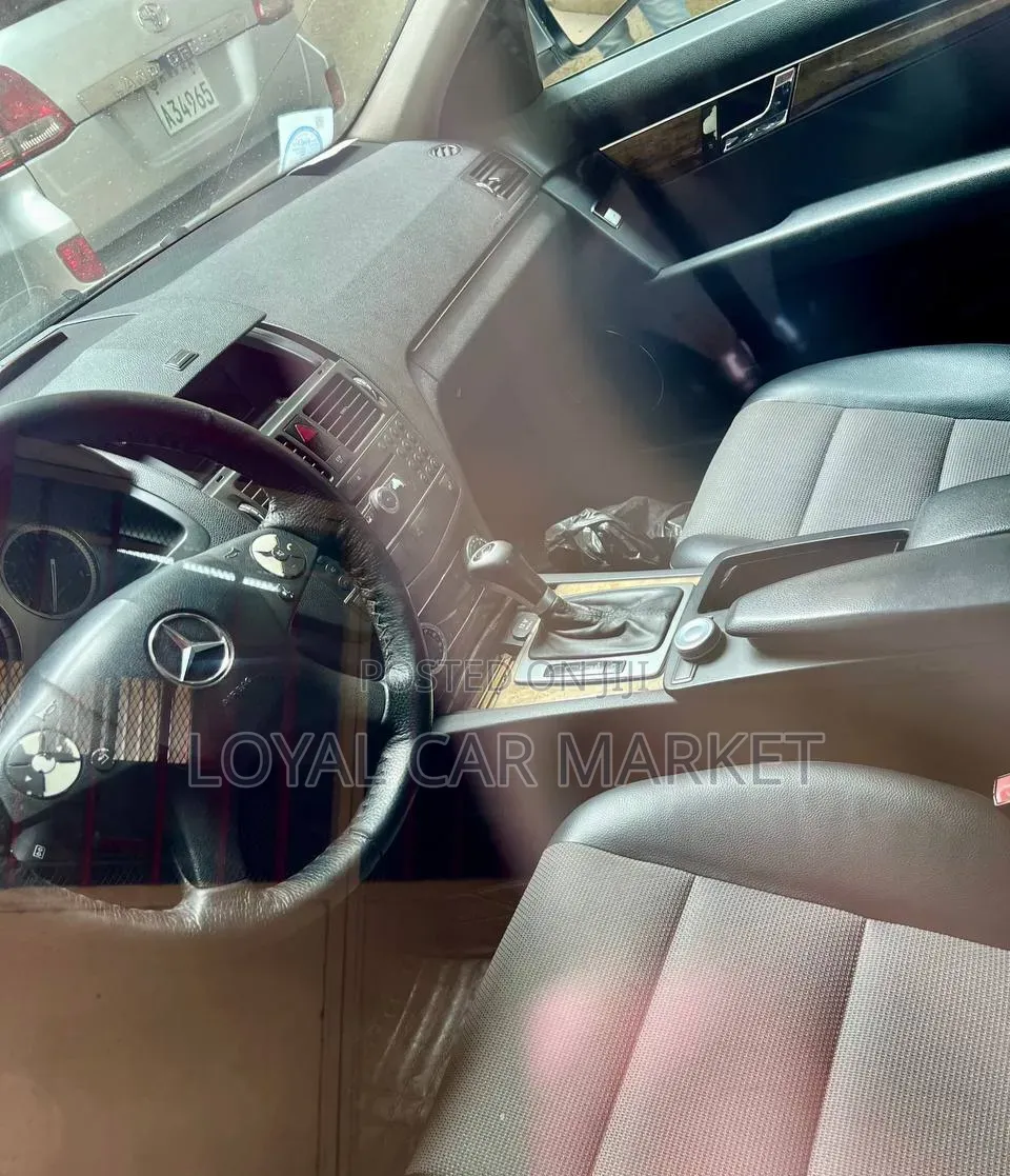 Mercedes-Benz C180 2010 Gray