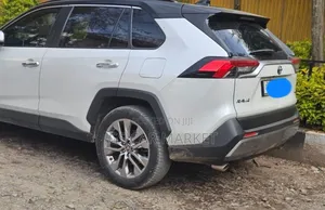 Toyota RAV4 Hybrid 2022 White