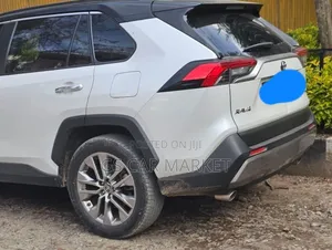 Toyota RAV4 Hybrid 2022 White