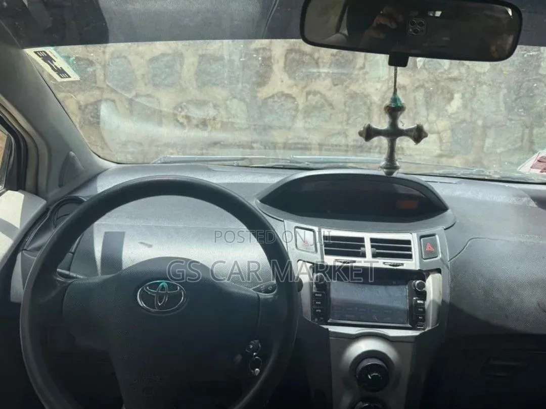Toyota Yaris 2010 Gray