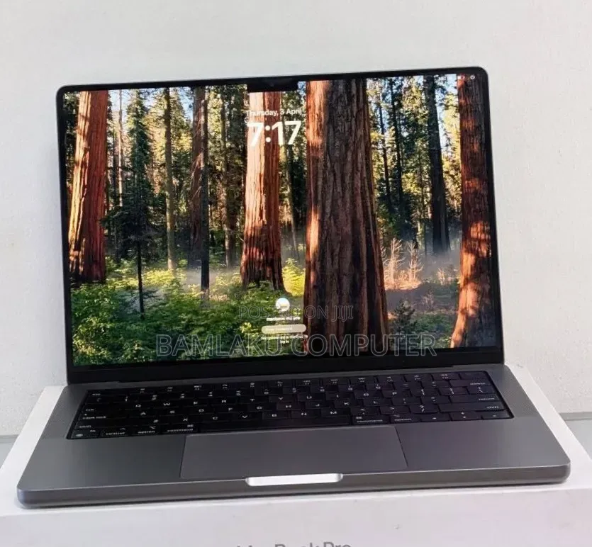 New Laptop Apple MacBook Pro 2022 M2 16GB Apple M2 SSD 512GB