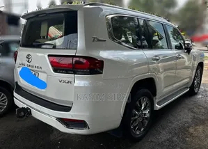 Toyota Land Cruiser 3.5 V6 2022 White