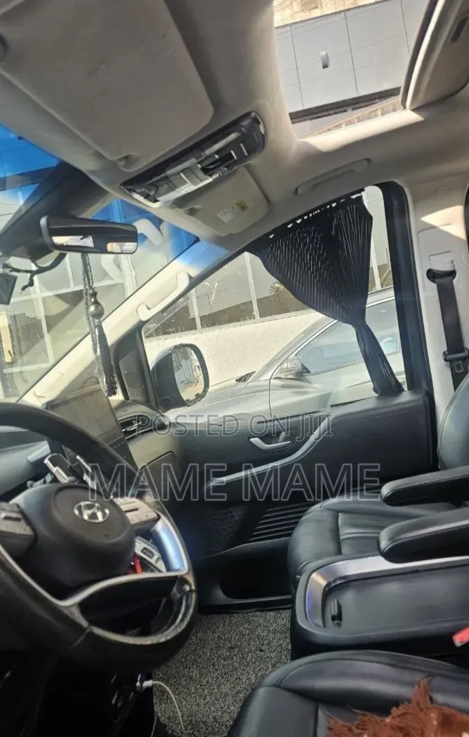 Hyundai Staria 2022 Black