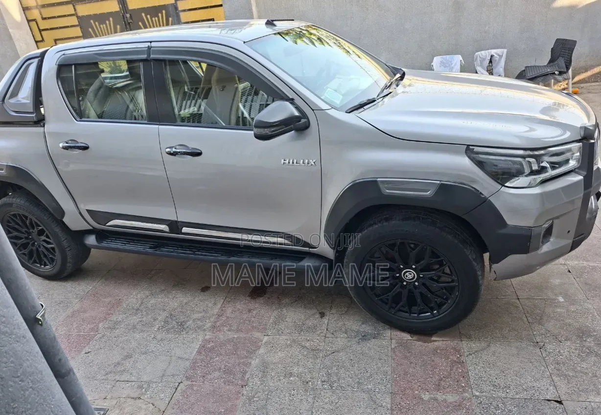 Toyota Hilux 2022 Gray