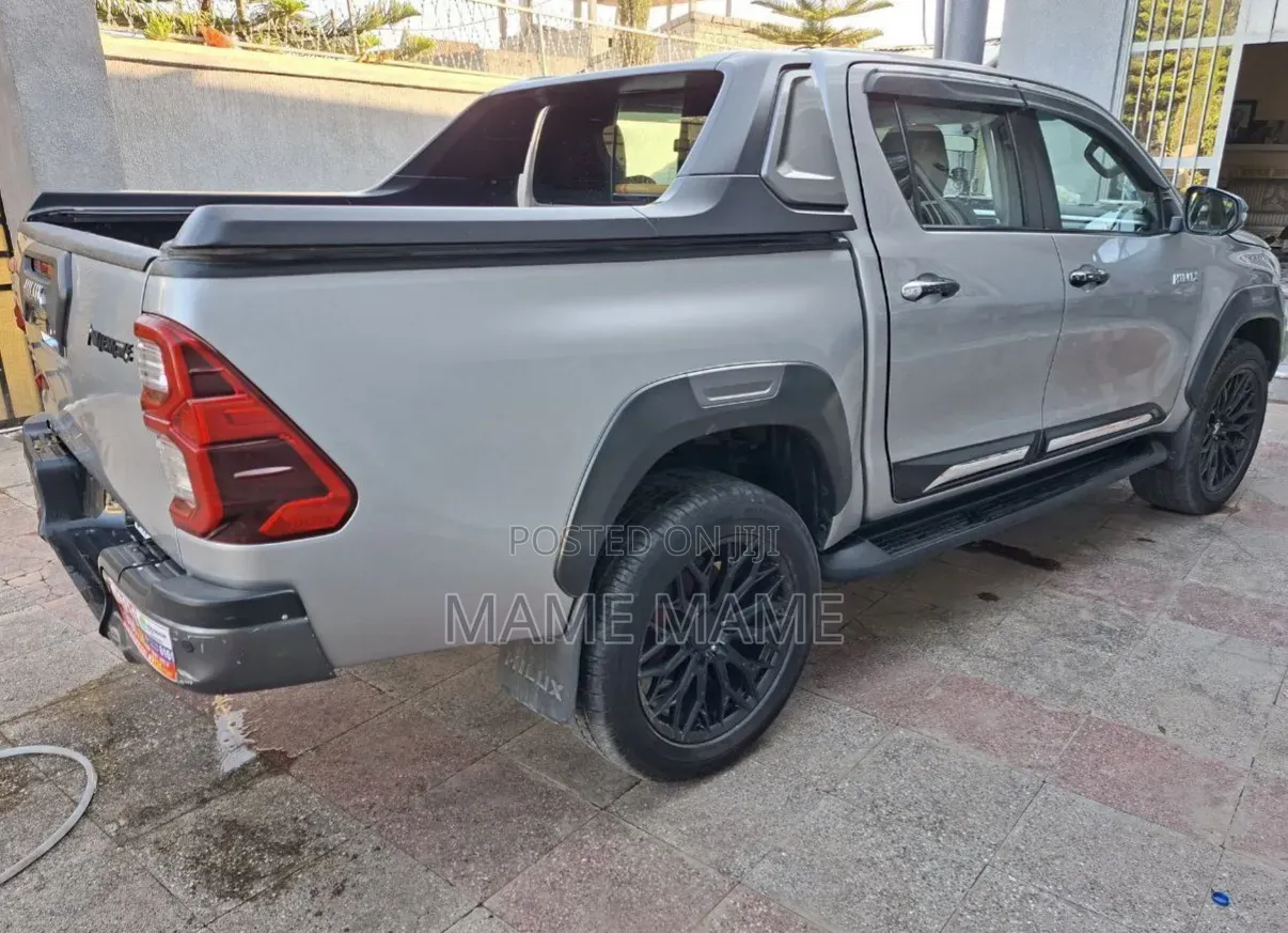 Toyota Hilux 2022 Gray