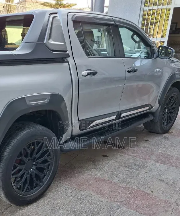 Toyota Hilux 2022 Gray