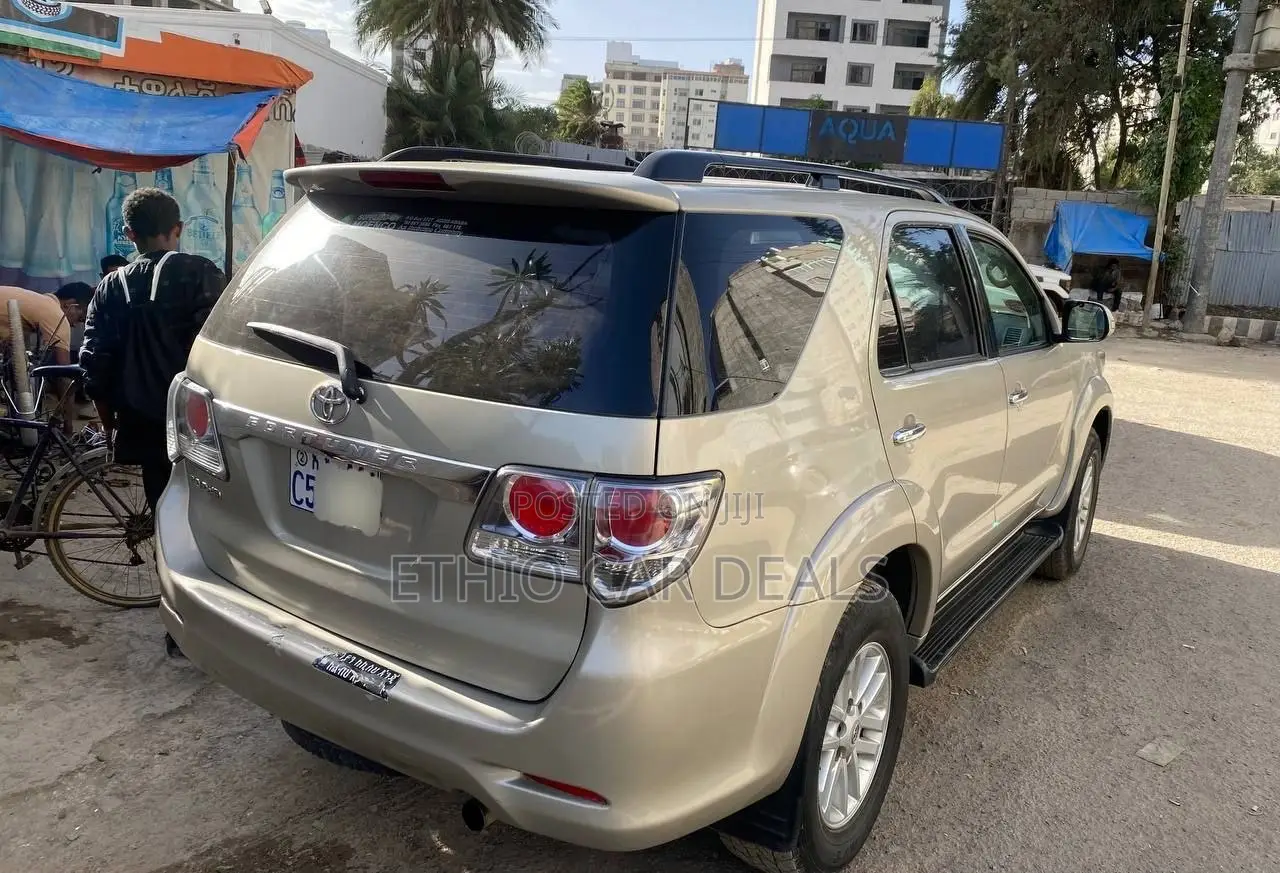 Toyota Fortuner 2012 Silver