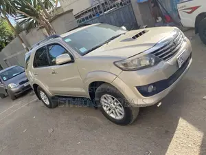 Toyota Fortuner 2012 Silver