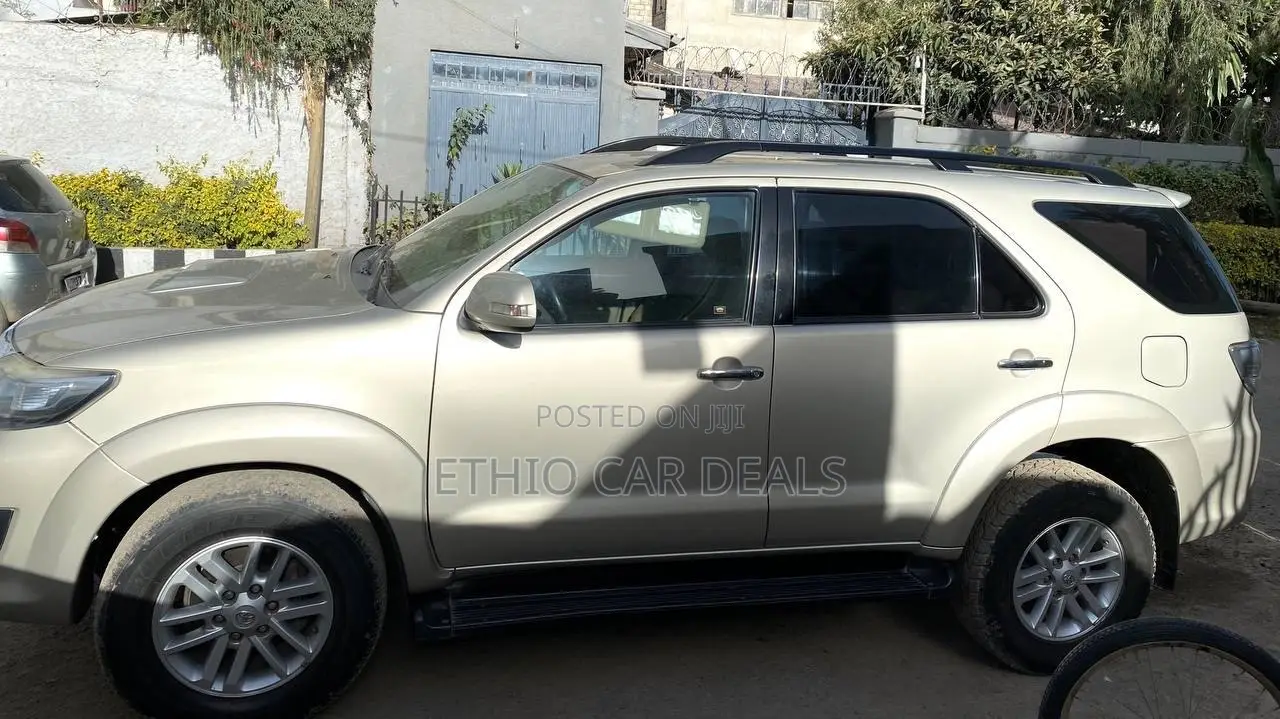 Toyota Fortuner 2012 Silver