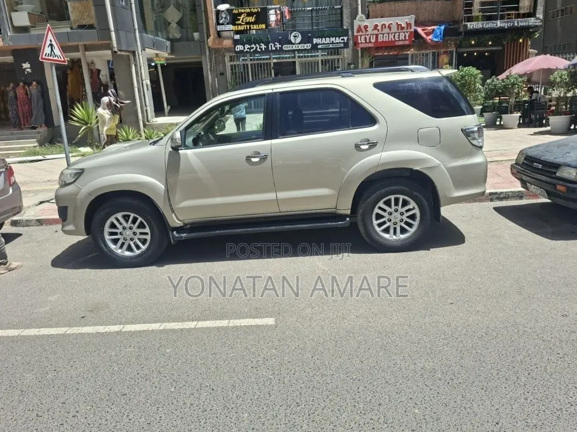 Toyota Fortuner 2012 Gold