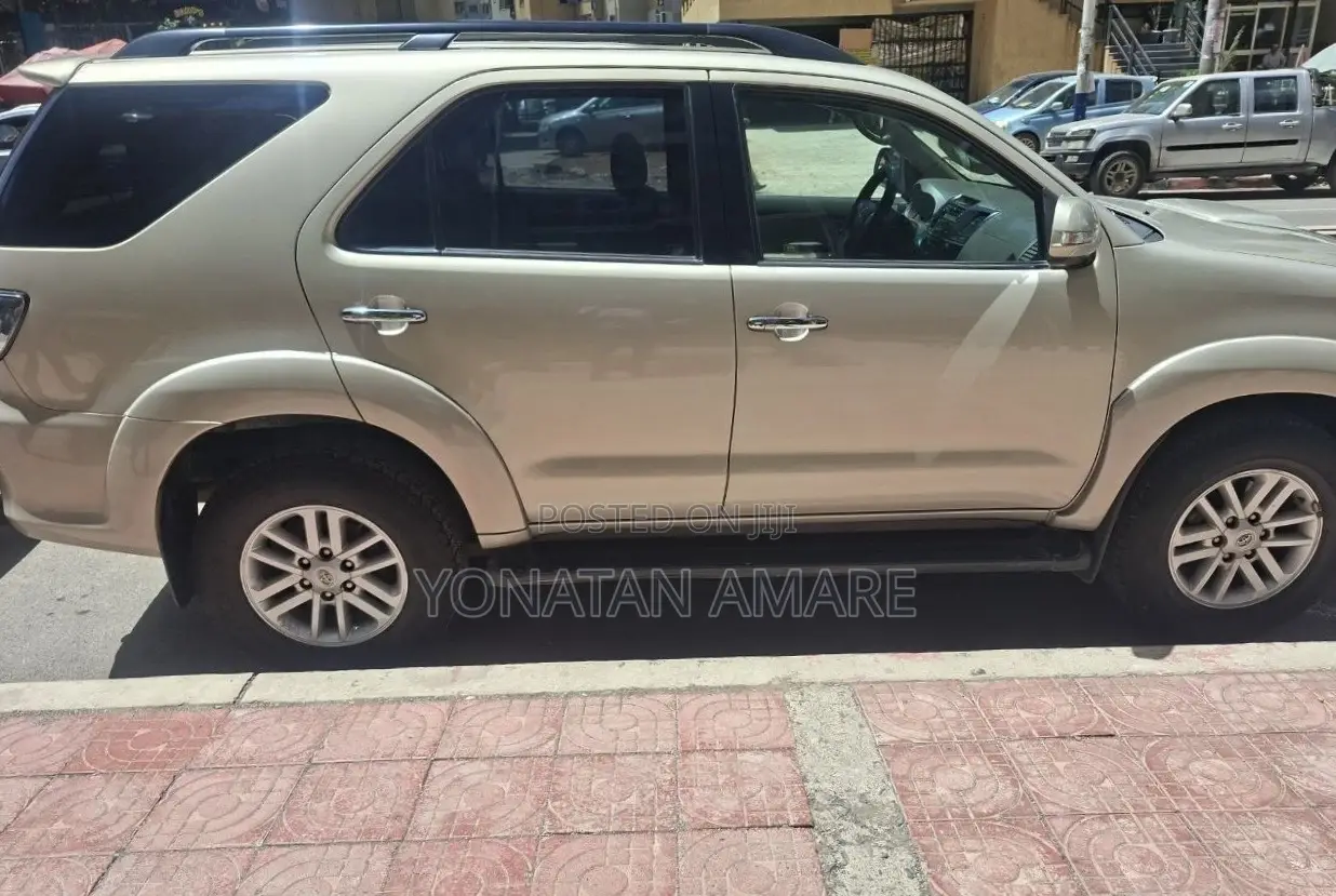 Toyota Fortuner 2012 Gold