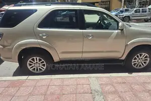 Toyota Fortuner 2012 Gold