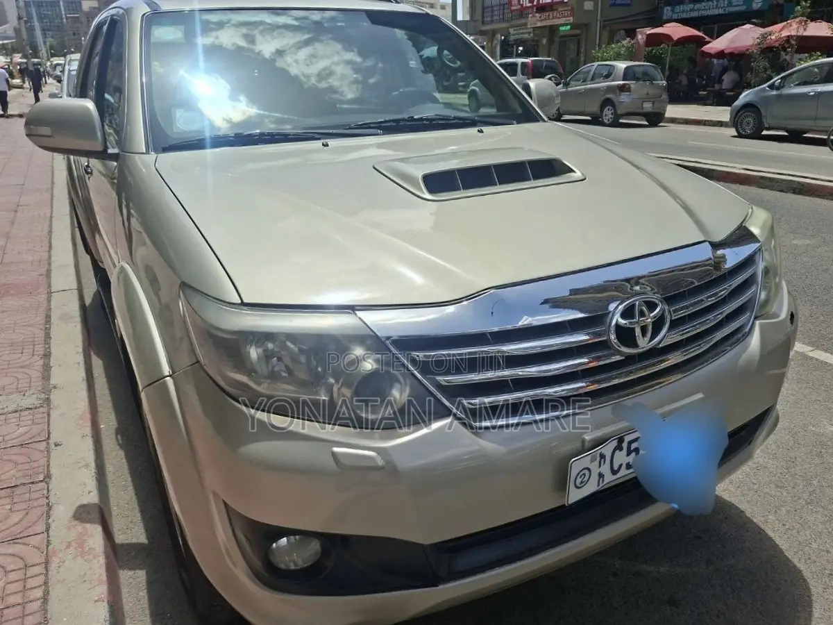 Toyota Fortuner 2012 Gold