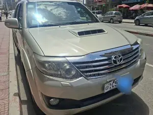 Toyota Fortuner 2012 Gold