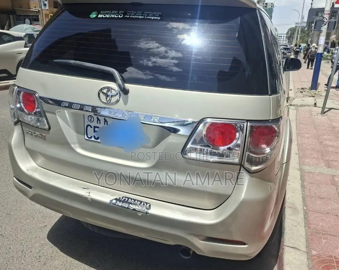 Toyota Fortuner 2012 Gold