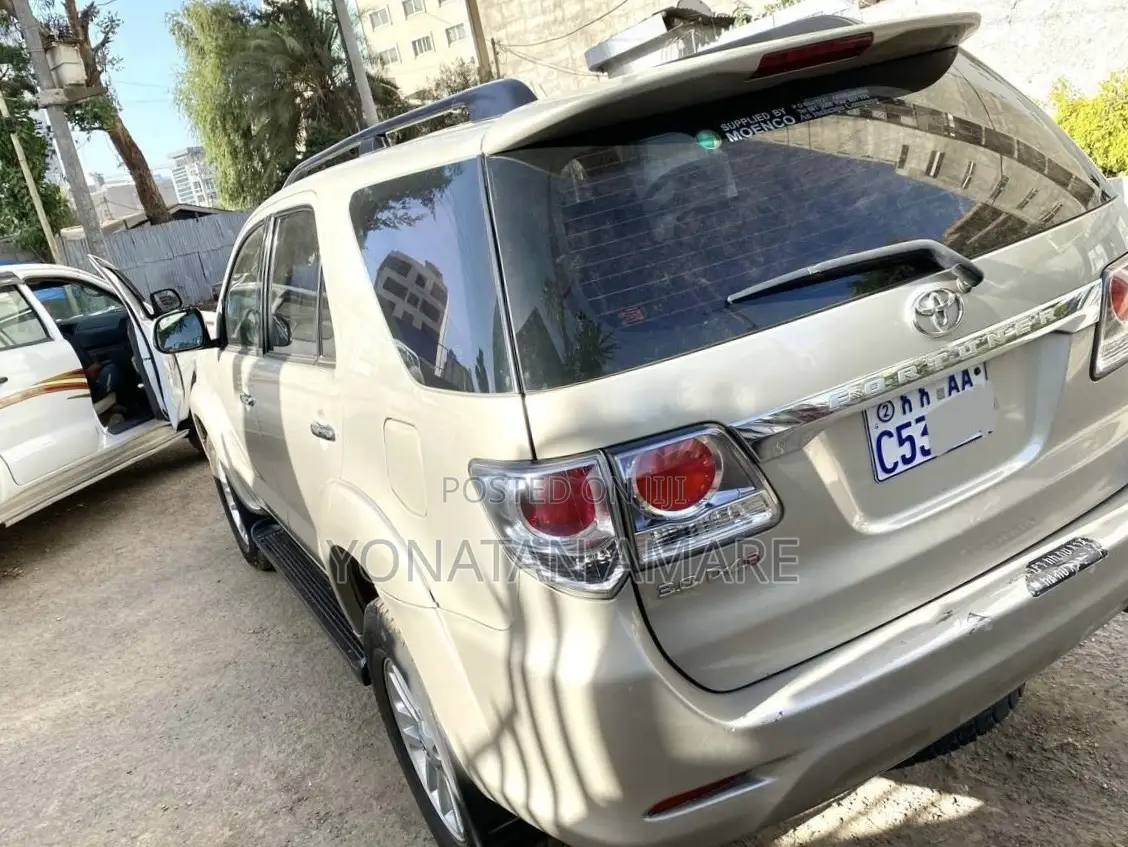 Toyota Fortuner 2012 Gold