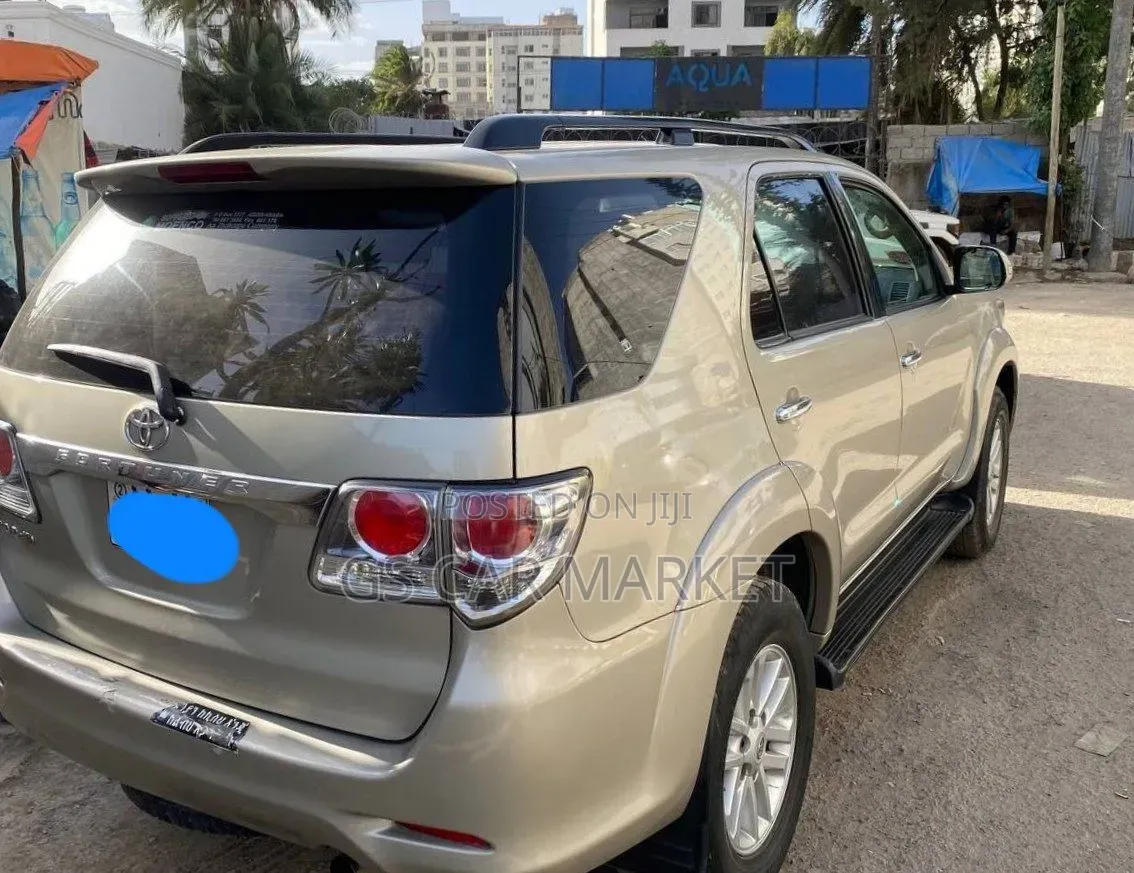 Toyota Fortuner 2012 Silver
