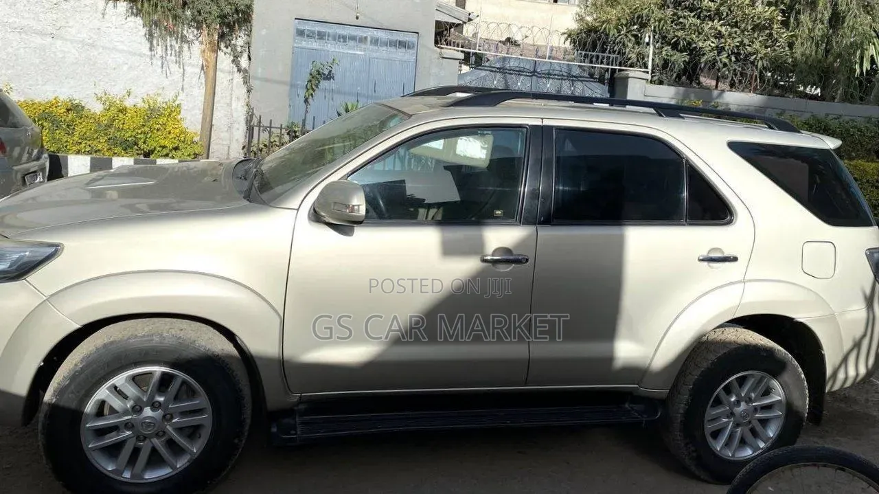 Toyota Fortuner 2012 Silver