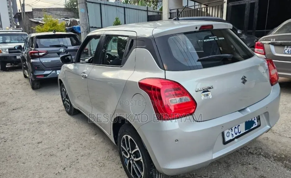Suzuki Swift 2021 Silver