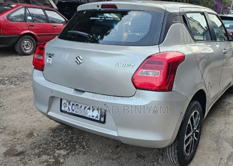 Suzuki Swift 2021 Silver