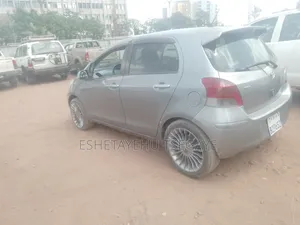 Toyota Yaris Base Sedan 4dr 2010 Silver