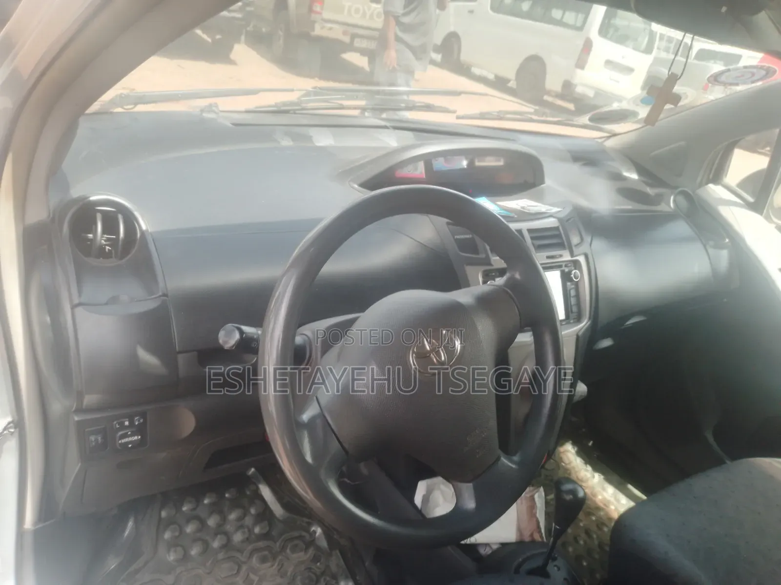 Toyota Yaris Base Sedan 4dr 2010 Silver