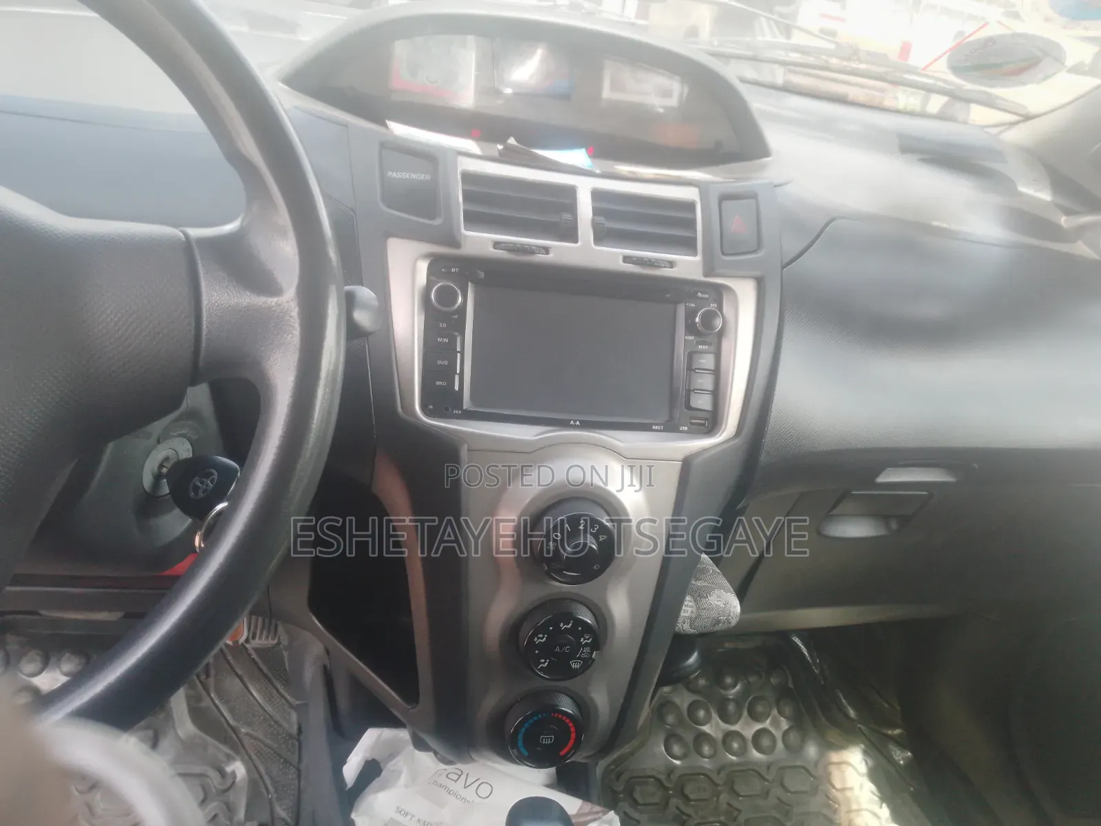 Toyota Yaris Base Sedan 4dr 2010 Silver