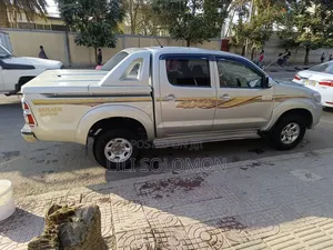 Toyota Hilux 2012 Silver