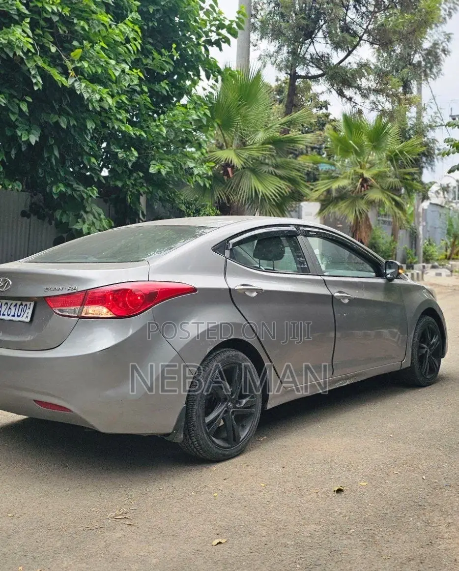 Hyundai Elantra 2012 Silver