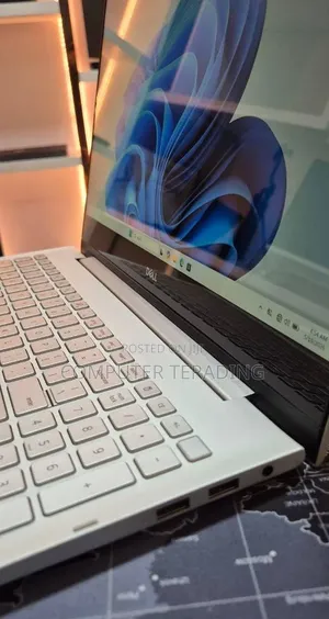 New Laptop Dell Inspiron 15 8GB Intel Core i5 SSD 256GB