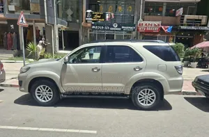 Toyota Fortuner 2012 Gold